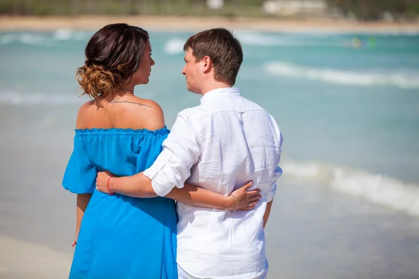 海滩情侣走在浪漫的旅行. — 图库照片