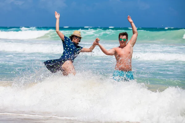 Praia casal andando em viagens românticas . — Fotografia de Stock