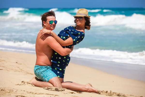 plaj çift romantik seyahat yürüyüş.