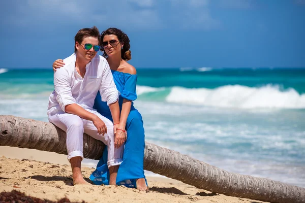 plaj çift romantik seyahat yürüyüş.