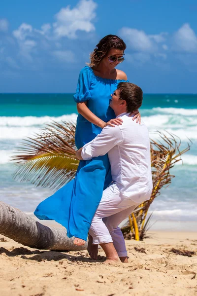 plaj çift romantik seyahat yürüyüş.