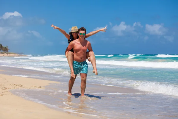 Beach couple walking on romantic travel. — Stock Photo, Image