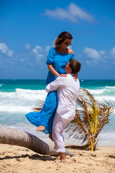 plaj çift romantik seyahat yürüyüş.