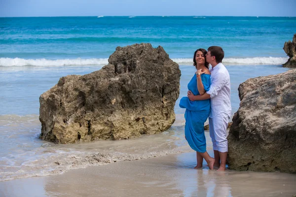 plaj çift romantik seyahat yürüyüş.