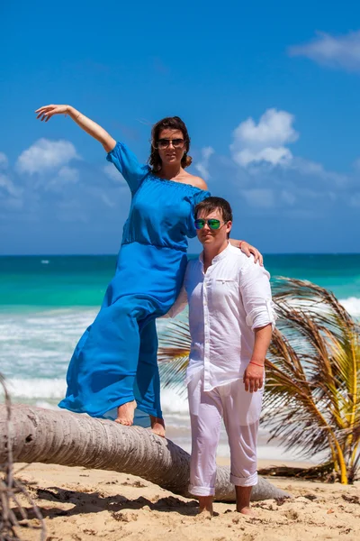 Beach couple walking on romantic travel. — Stock Photo, Image