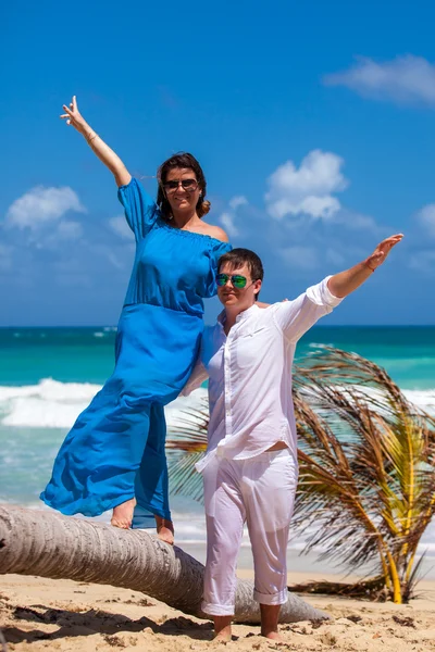 plaj çift romantik seyahat yürüyüş.