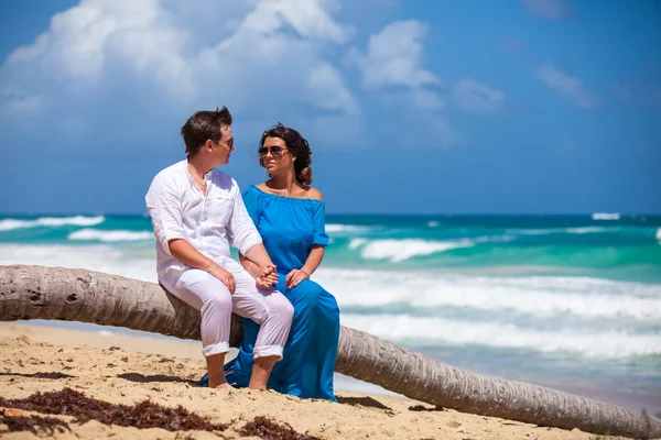 Playa pareja caminando en romántico viaje . —  Fotos de Stock