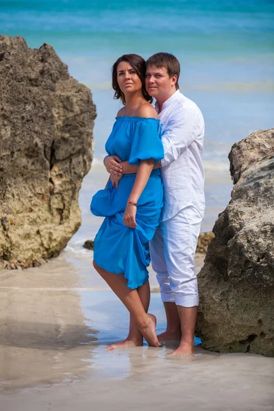 Strandpaar auf romantischer Reise. — Stockfoto