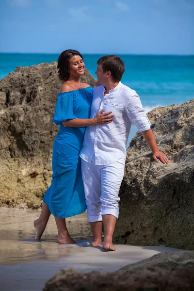 plaj çift romantik seyahat yürüyüş.