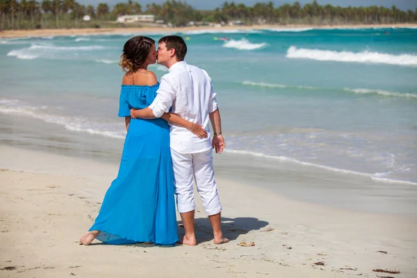 Praia casal andando em viagens românticas . — Fotografia de Stock