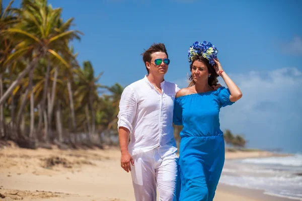 Playa pareja caminando en romántico viaje . —  Fotos de Stock