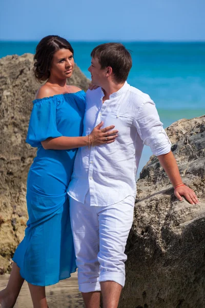 plaj çift romantik seyahat yürüyüş.