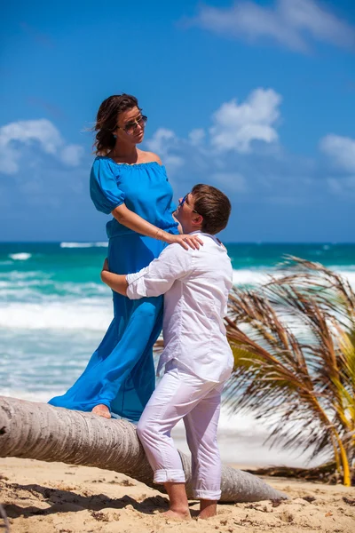 Beach couple walking on romantic travel. — Stock Photo, Image