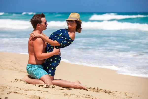 plaj çift romantik seyahat yürüyüş.