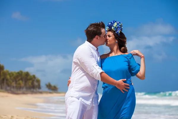 Spiaggia coppia a piedi sul viaggio romantico . — Foto Stock