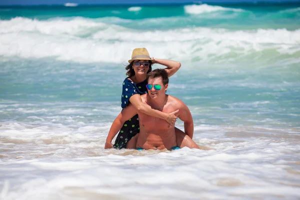 plaj çift romantik seyahat yürüyüş.