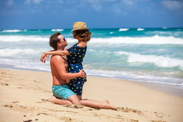 Strand paar lopen op romantische reizen. — Stockfoto