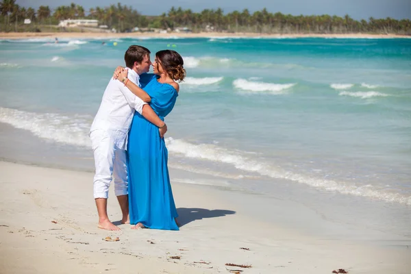 plaj çift romantik seyahat yürüyüş.