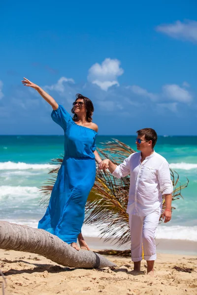 plaj çift romantik seyahat yürüyüş.