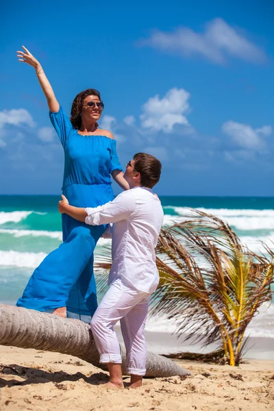 plaj çift romantik seyahat yürüyüş.