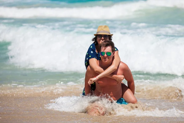 plaj çift romantik seyahat yürüyüş.