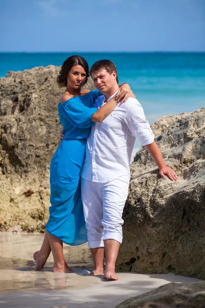 plaj çift romantik seyahat yürüyüş.