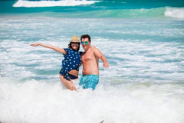 plaj çift romantik seyahat yürüyüş.