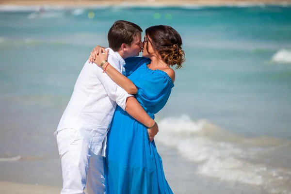 Praia casal andando em viagens românticas . — Fotografia de Stock