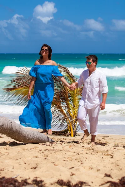 Strand paar lopen op romantische reizen. — Stockfoto