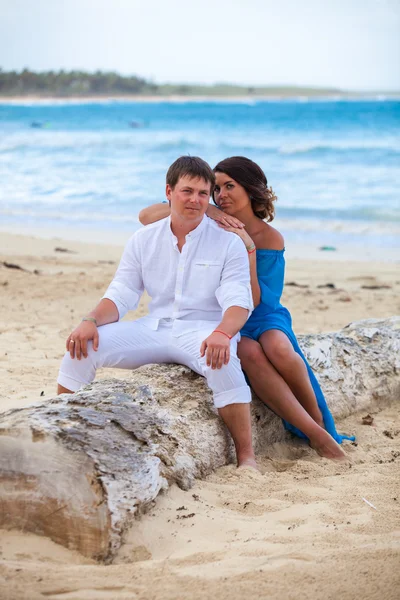 Beach couple walking on romantic travel. — Stock Photo, Image