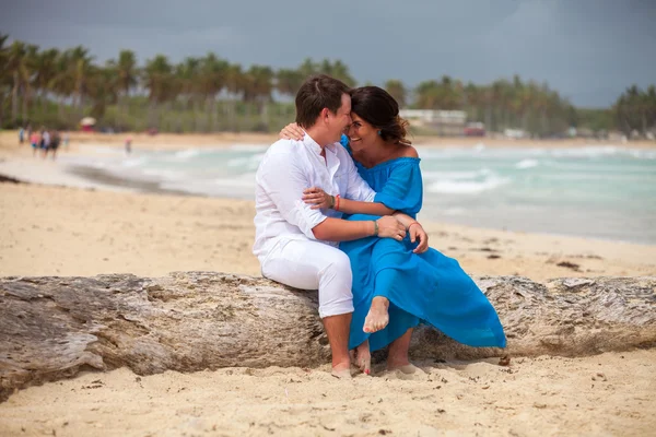 plaj çift romantik seyahat yürüyüş.