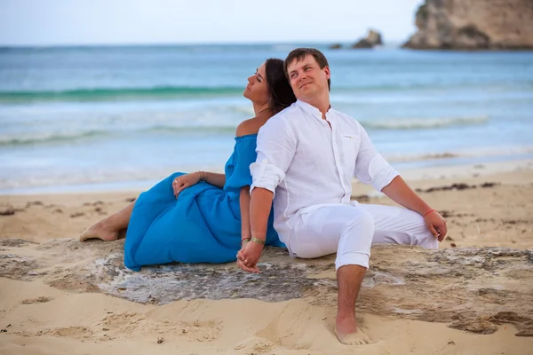 Playa pareja caminando en romántico viaje . —  Fotos de Stock