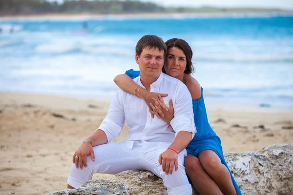 plaj çift romantik seyahat yürüyüş.