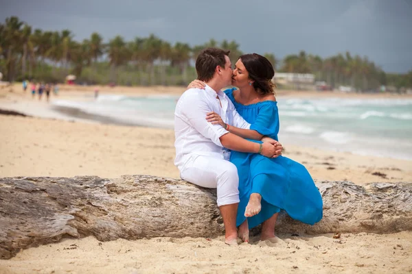 plaj çift romantik seyahat yürüyüş.