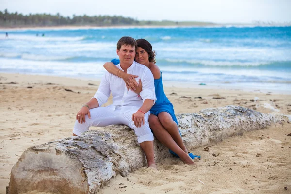 Praia casal andando em viagens românticas . — Fotografia de Stock