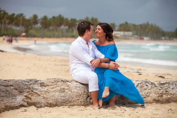 Praia casal andando em viagens românticas . — Fotografia de Stock