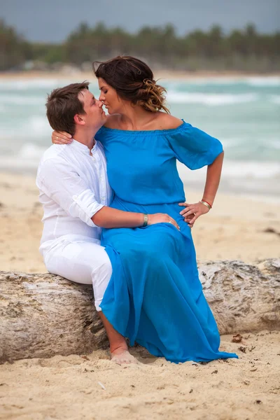 Beach couple walking on romantic travel. — Stock Photo, Image