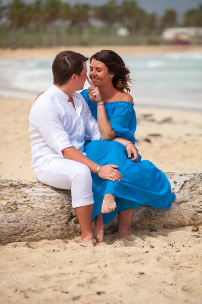 Praia casal andando em viagens românticas . — Fotografia de Stock