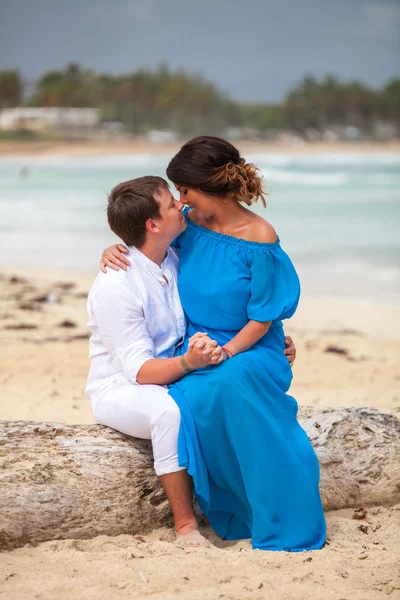 Spiaggia coppia a piedi sul viaggio romantico . — Foto Stock