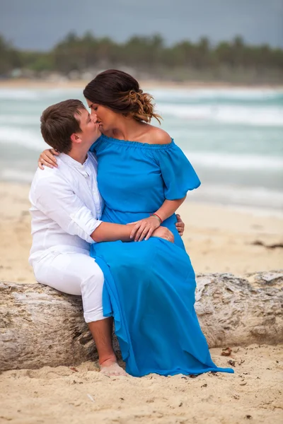 plaj çift romantik seyahat yürüyüş.