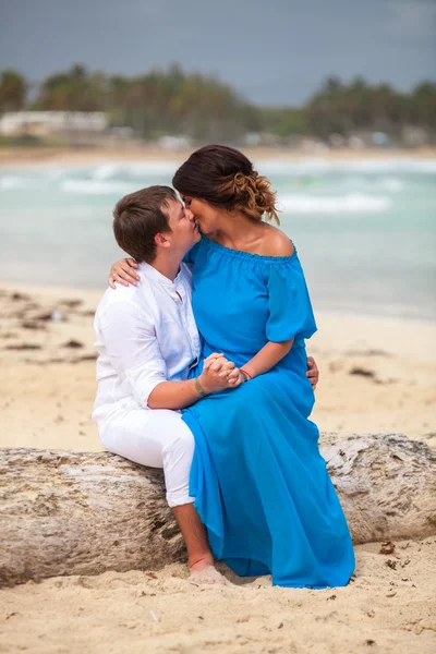 Playa pareja caminando en romántico viaje . —  Fotos de Stock