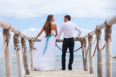 Gelin ve damat birlikte bir iskele üzerinde