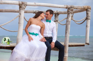 Gelin ve damat birlikte bir iskele üzerinde