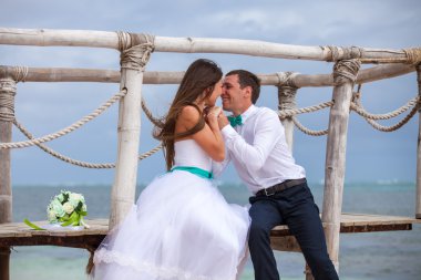 Gelin ve damat birlikte bir iskele üzerinde