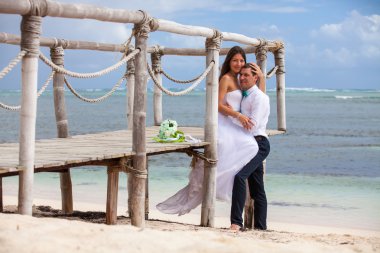 Gelin ve damat birlikte bir iskele üzerinde