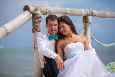 Gelin ve damat birlikte bir iskele üzerinde