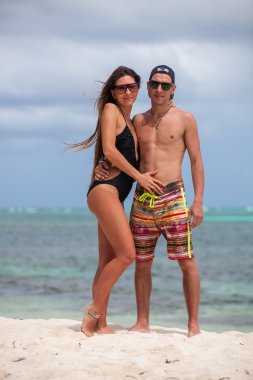 plaj çift romantik seyahat yürüyüş.