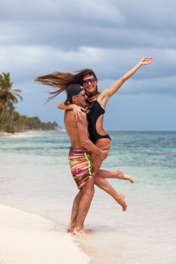 plaj çift romantik seyahat yürüyüş.