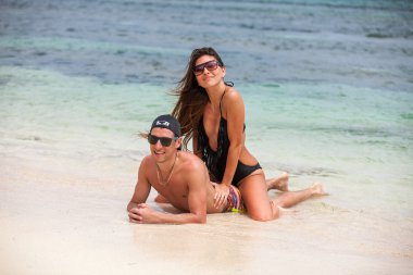 Genç çift okyanus Sahilde güneşlenmek