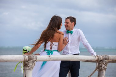 Gelin ve damat birlikte bir iskele üzerinde